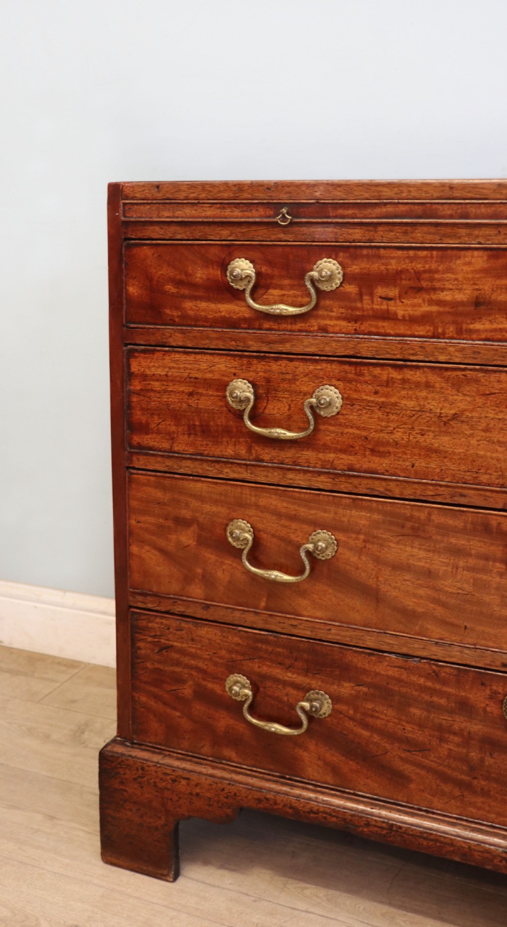 A lovely George III mahogany bachelors’ chest. View XIII