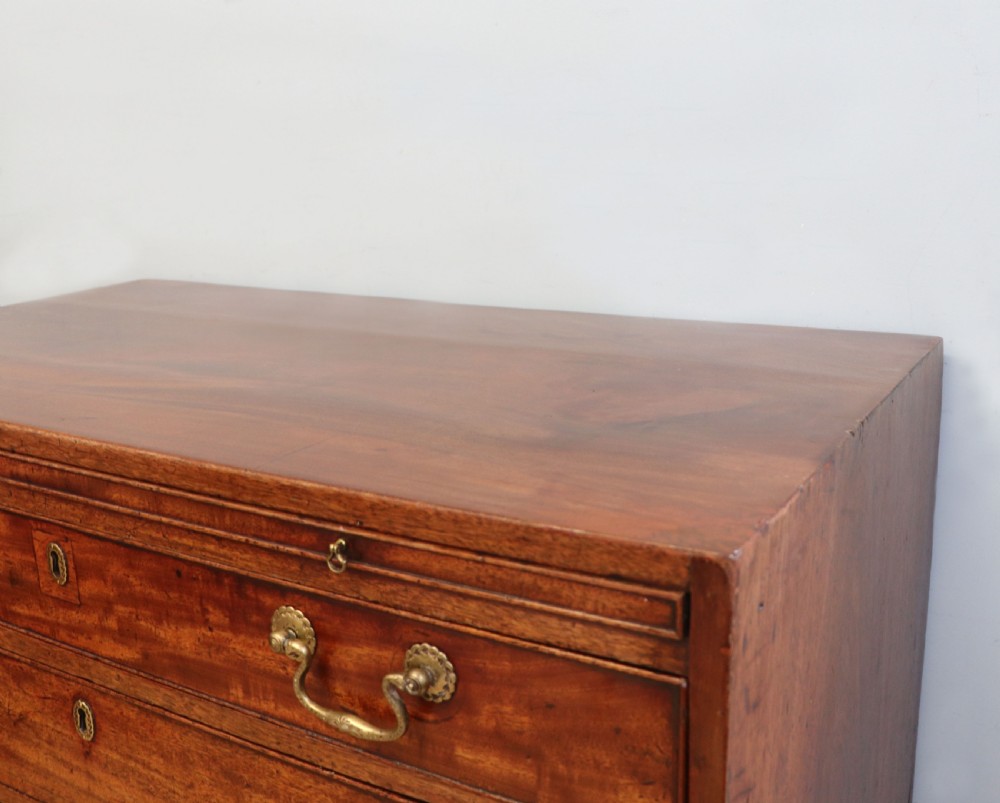 A lovely George III mahogany bachelors’ chest. View XVII