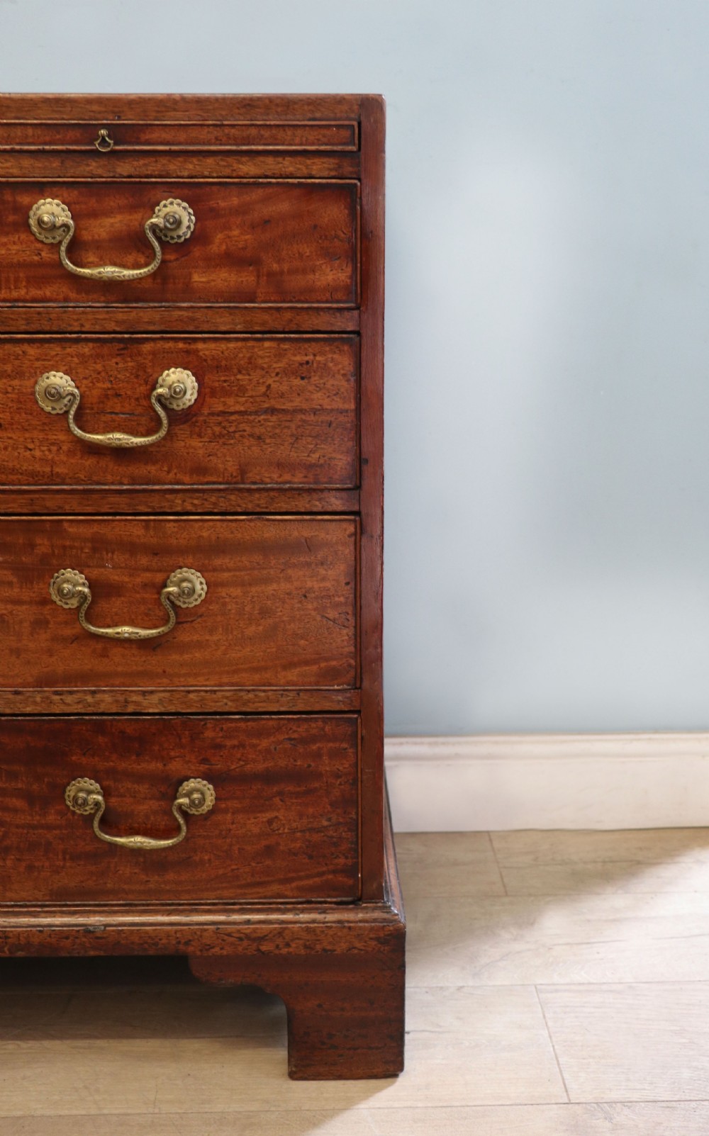 A lovely George III mahogany bachelors’ chest. View XVIII
