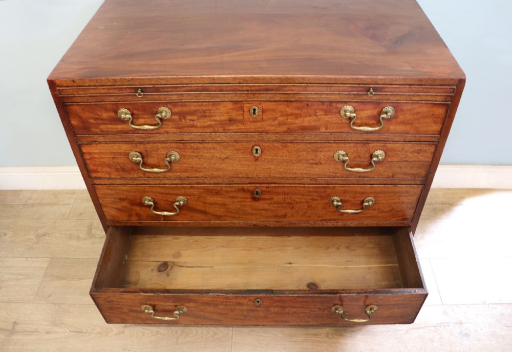 A lovely George III mahogany bachelors’ chest. View XIX