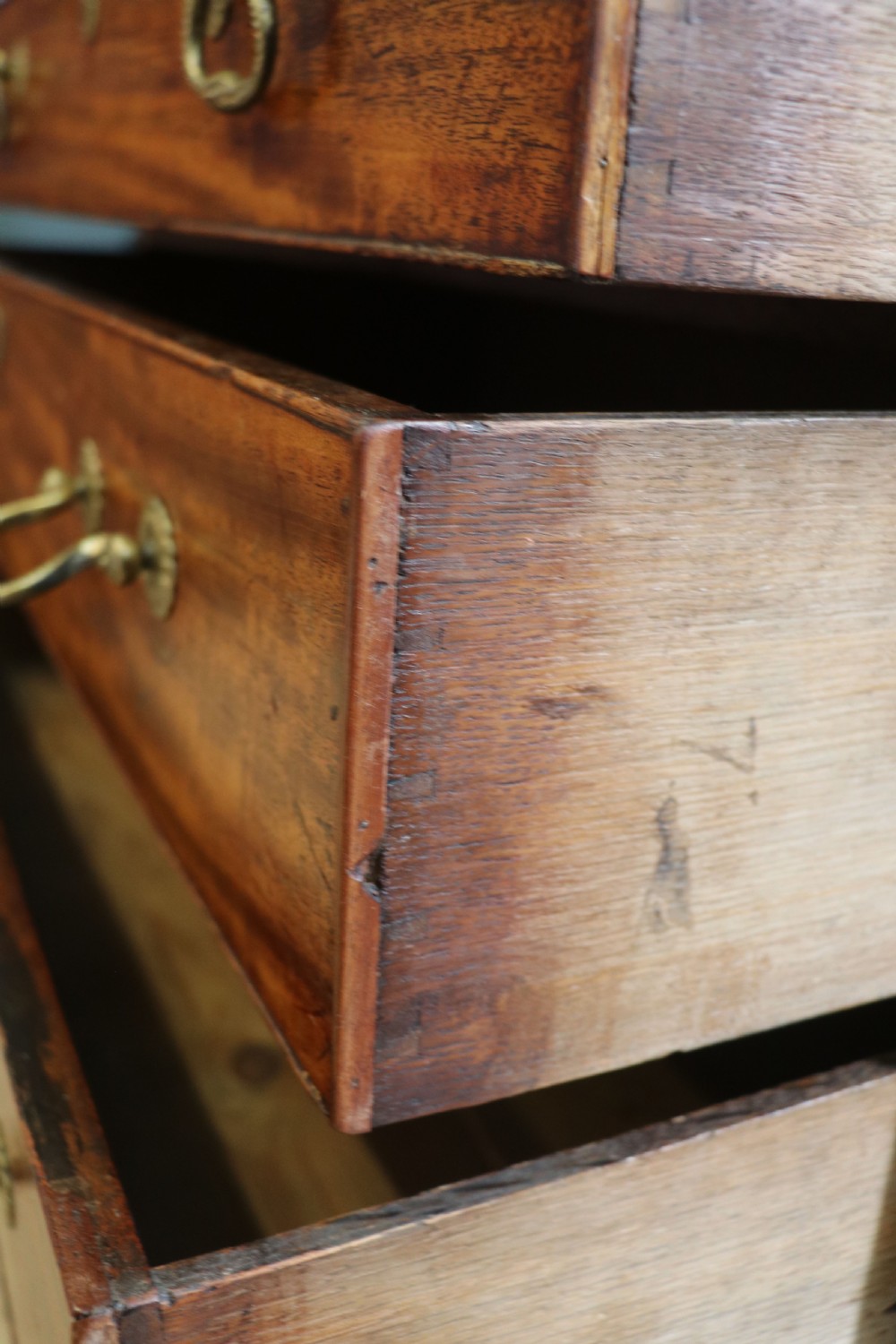 A lovely George III mahogany bachelors’ chest. View XXI
