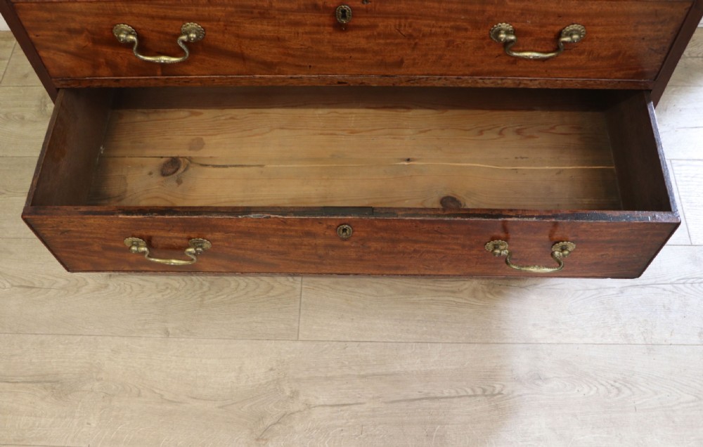A lovely George III mahogany bachelors’ chest. View XXII