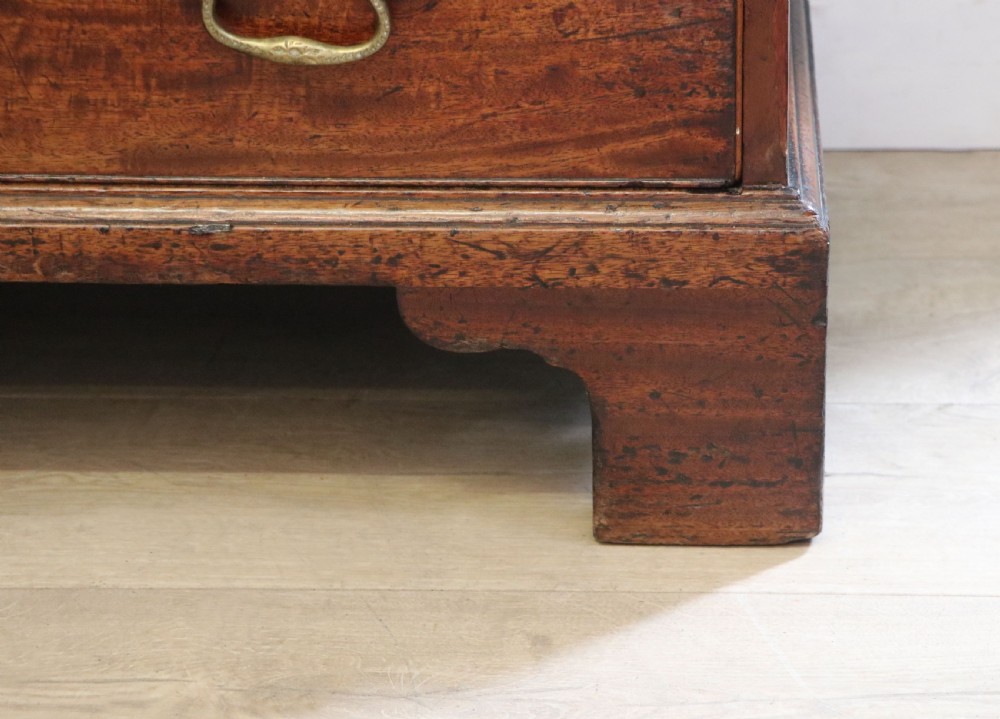 A lovely George III mahogany bachelors’ chest. View XXIV