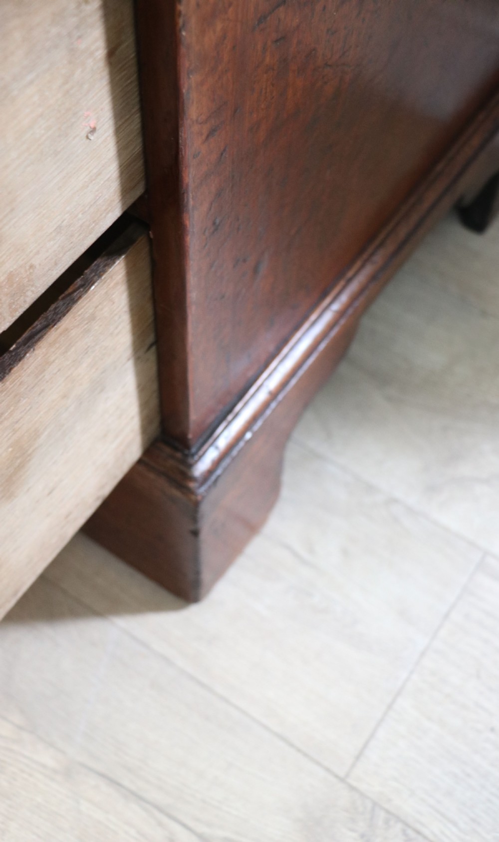 A lovely George III mahogany bachelors’ chest. View XXV