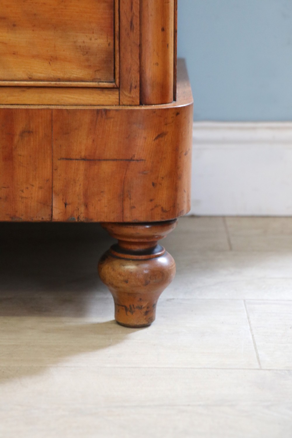 A Victorian satin birch chest of drawers featuring a shaped gallery backboard, two short over two long drawers with turned knobs, resting on a plinth base. View XXIII