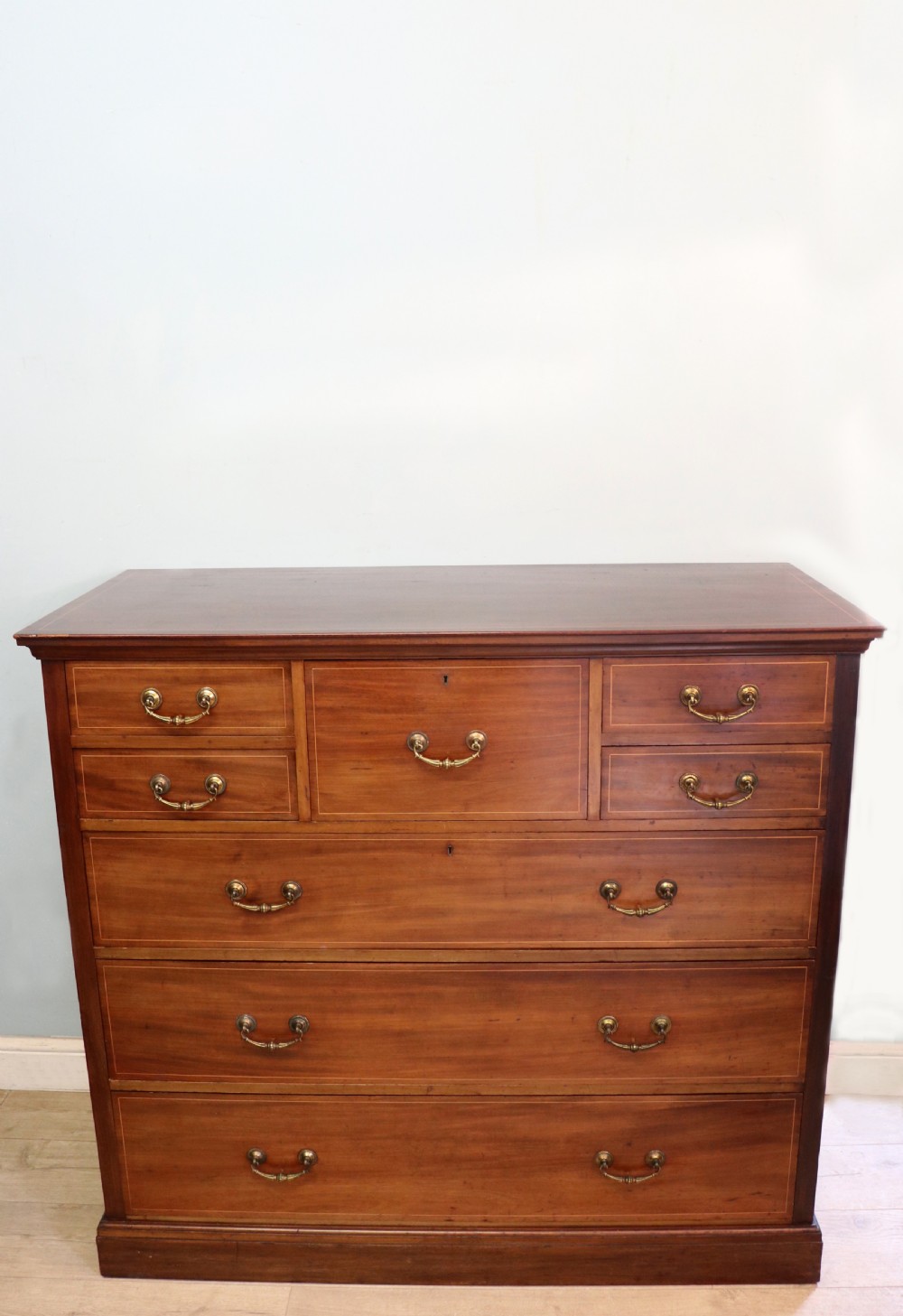 A lovely early 20th century, beautifully made mahogany chest of drawers.