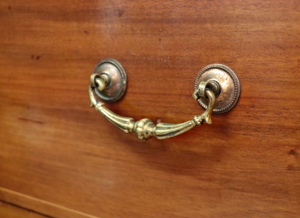 A lovely early 20th century, beautifully made mahogany chest of drawers. View XVI