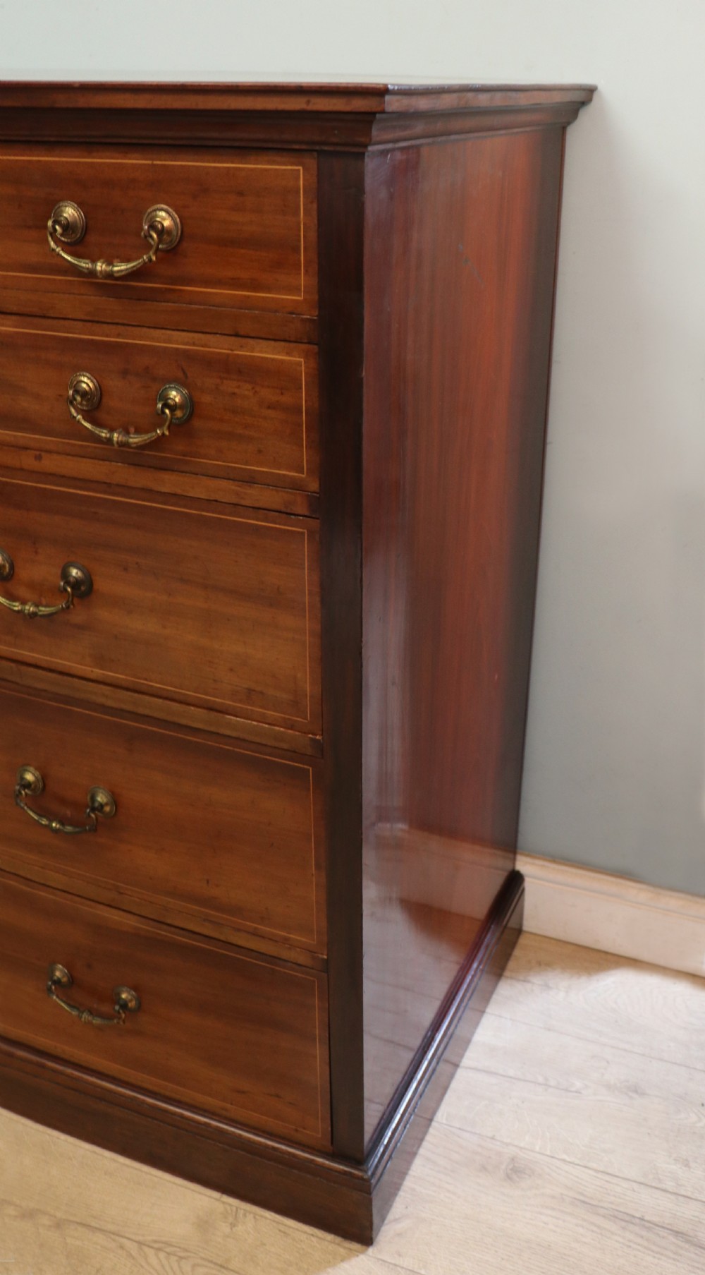 A lovely early 20th century, beautifully made mahogany chest of drawers. View XXI