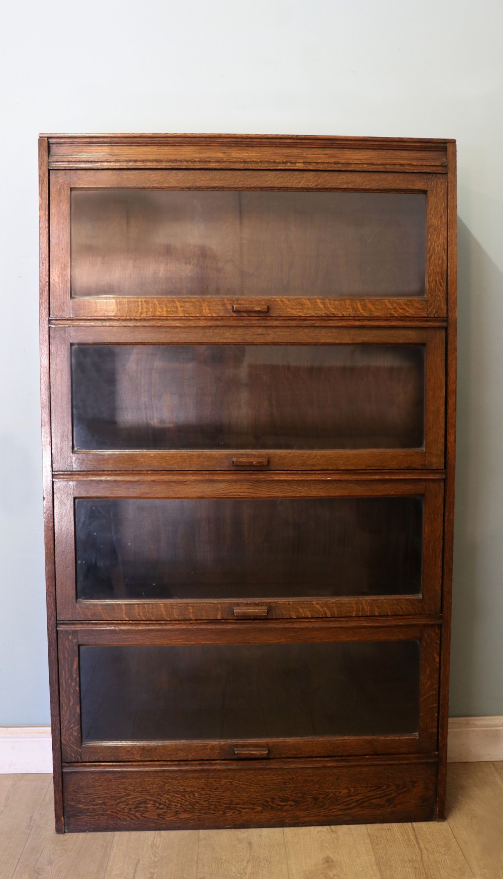 A quality barristers style bookcase dating to the early 20th century. 