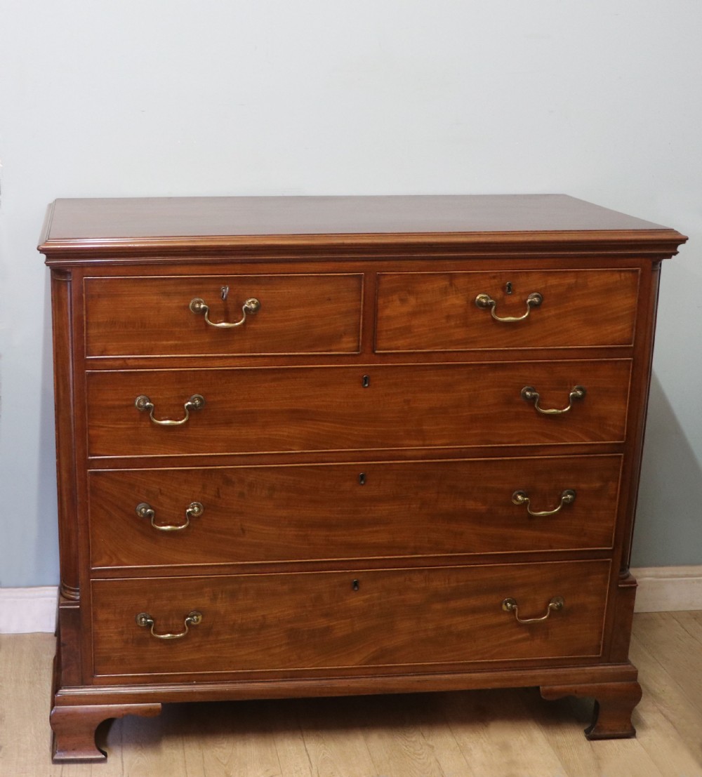 An absolutely delightful early 19th century mahogany chest of drawers.