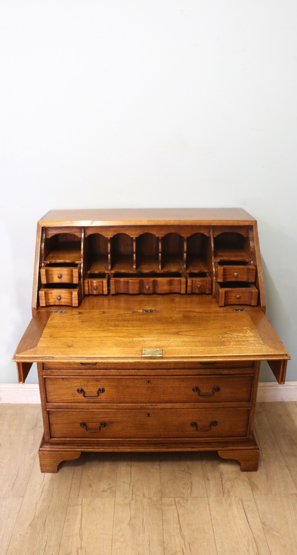 Quality British oak! A lovely Georgian oak bureau. View III