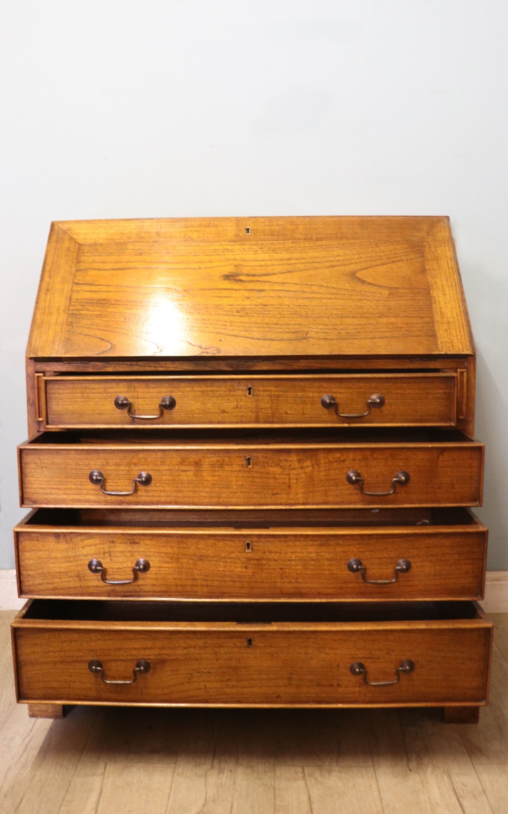 Quality British oak! A lovely Georgian oak bureau. View IV