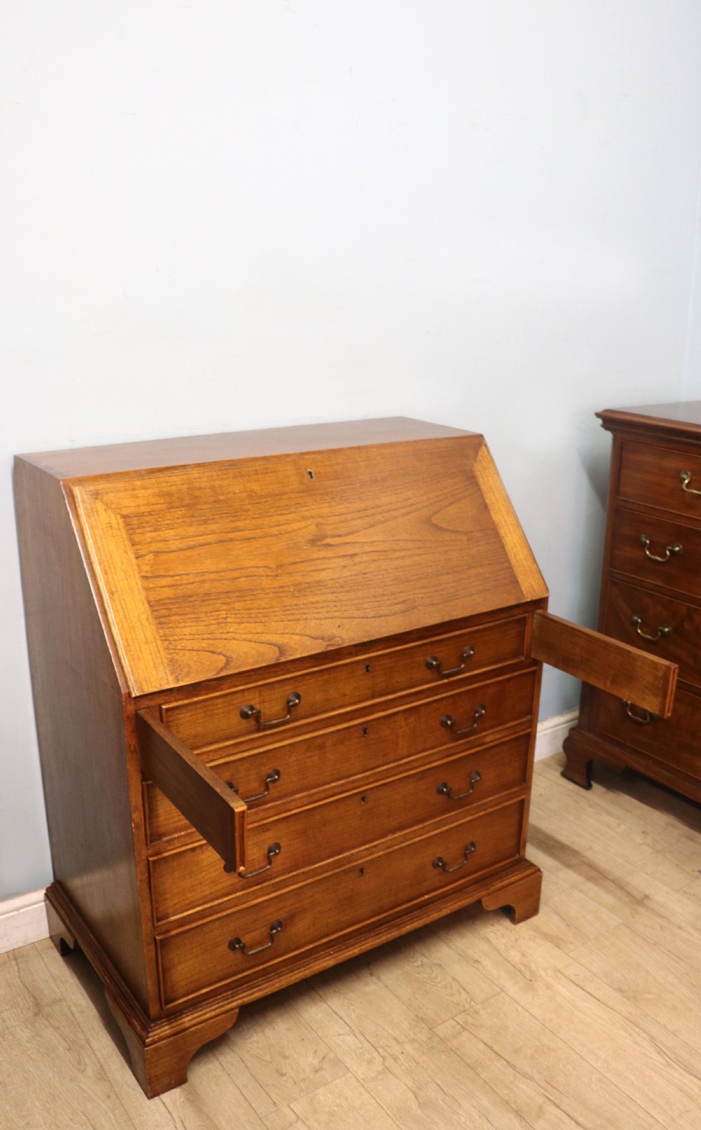Quality British oak! A lovely Georgian oak bureau. View VII