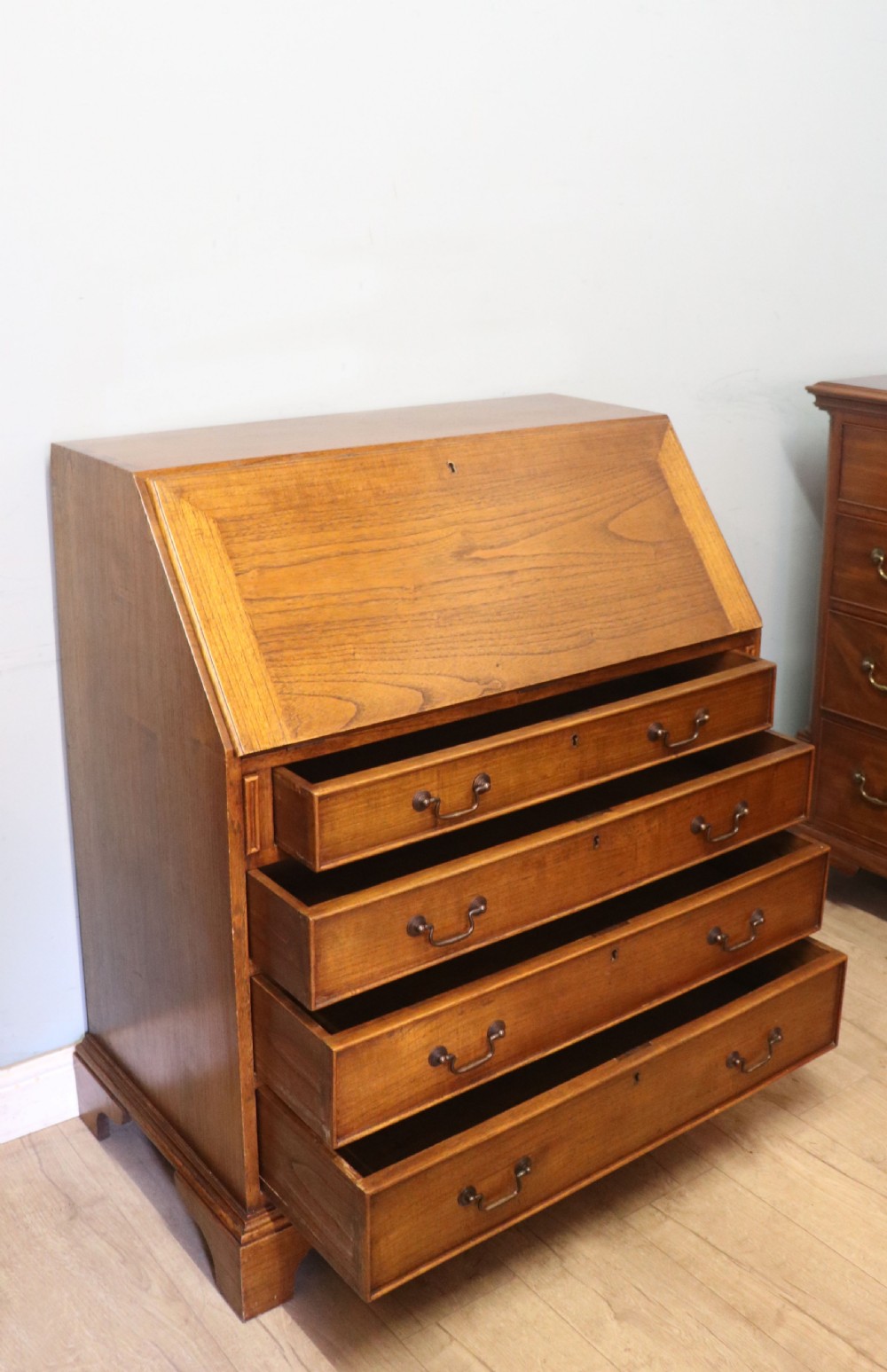 Quality British oak! A lovely Georgian oak bureau. View VIII