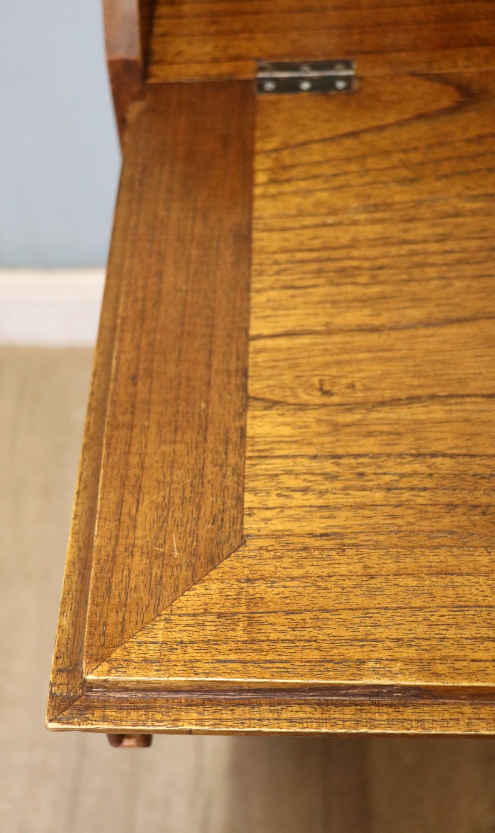Quality British oak! A lovely Georgian oak bureau. View XXIX