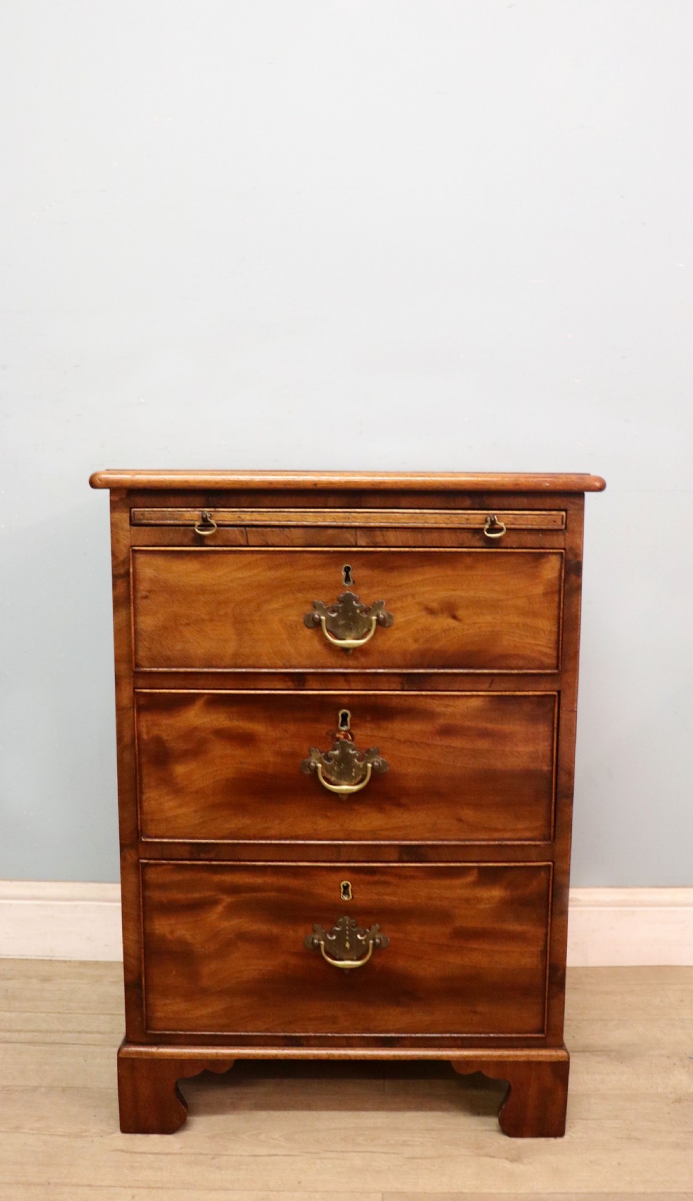 A lovely Georgian style bachelors’ chest of small proportions. 