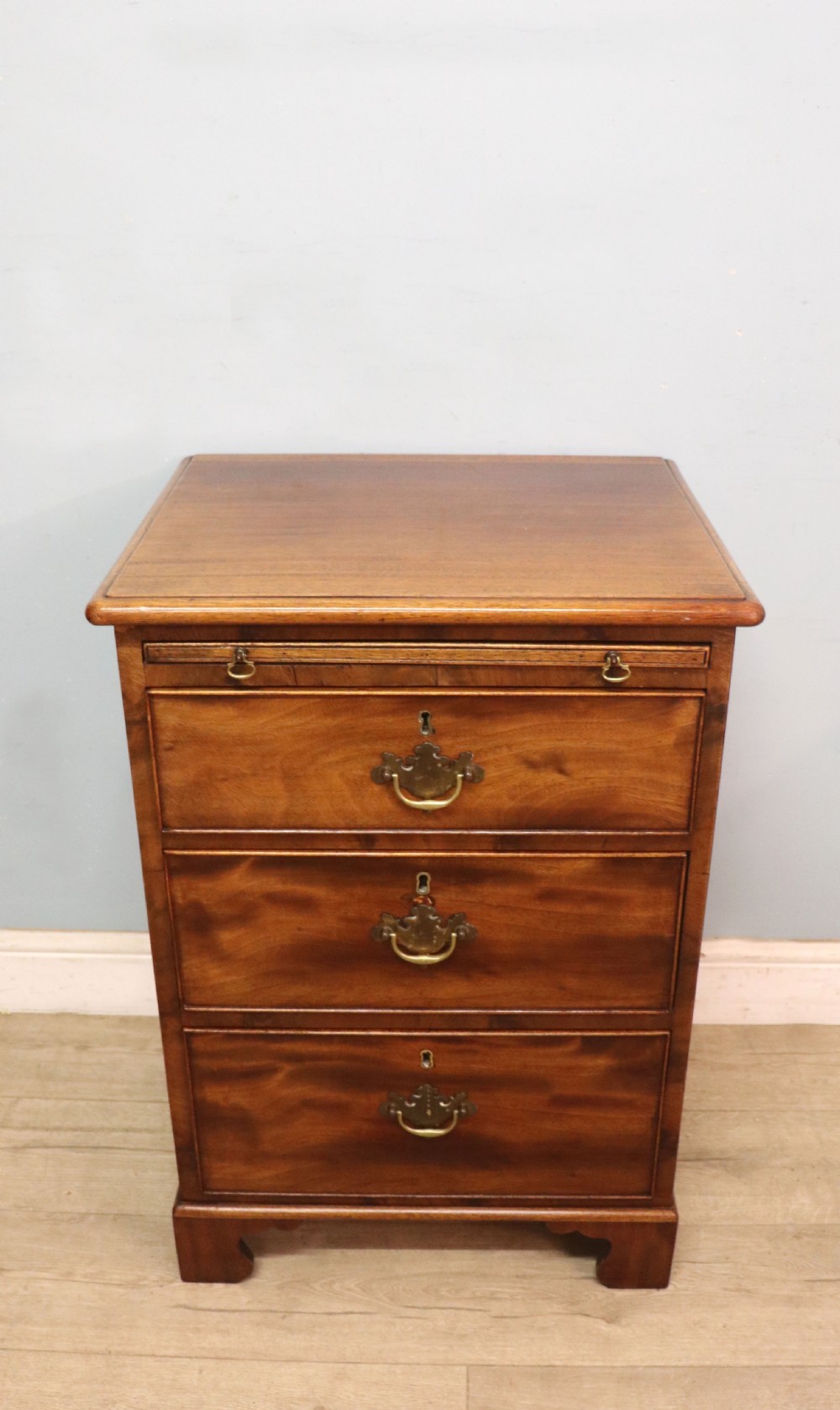 A lovely Georgian style bachelors’ chest of small proportions.  View II