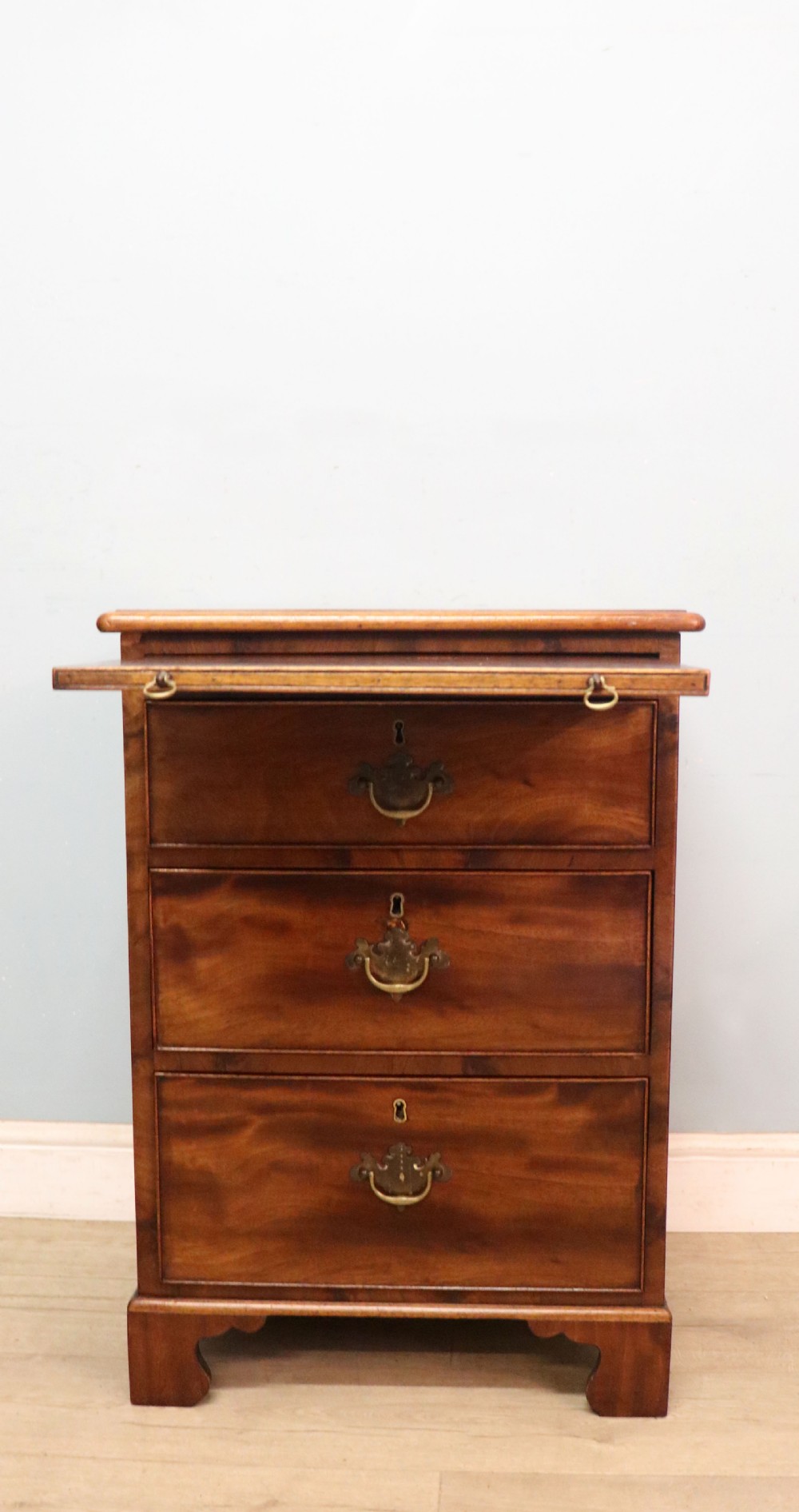 A lovely Georgian style bachelors’ chest of small proportions.  View III