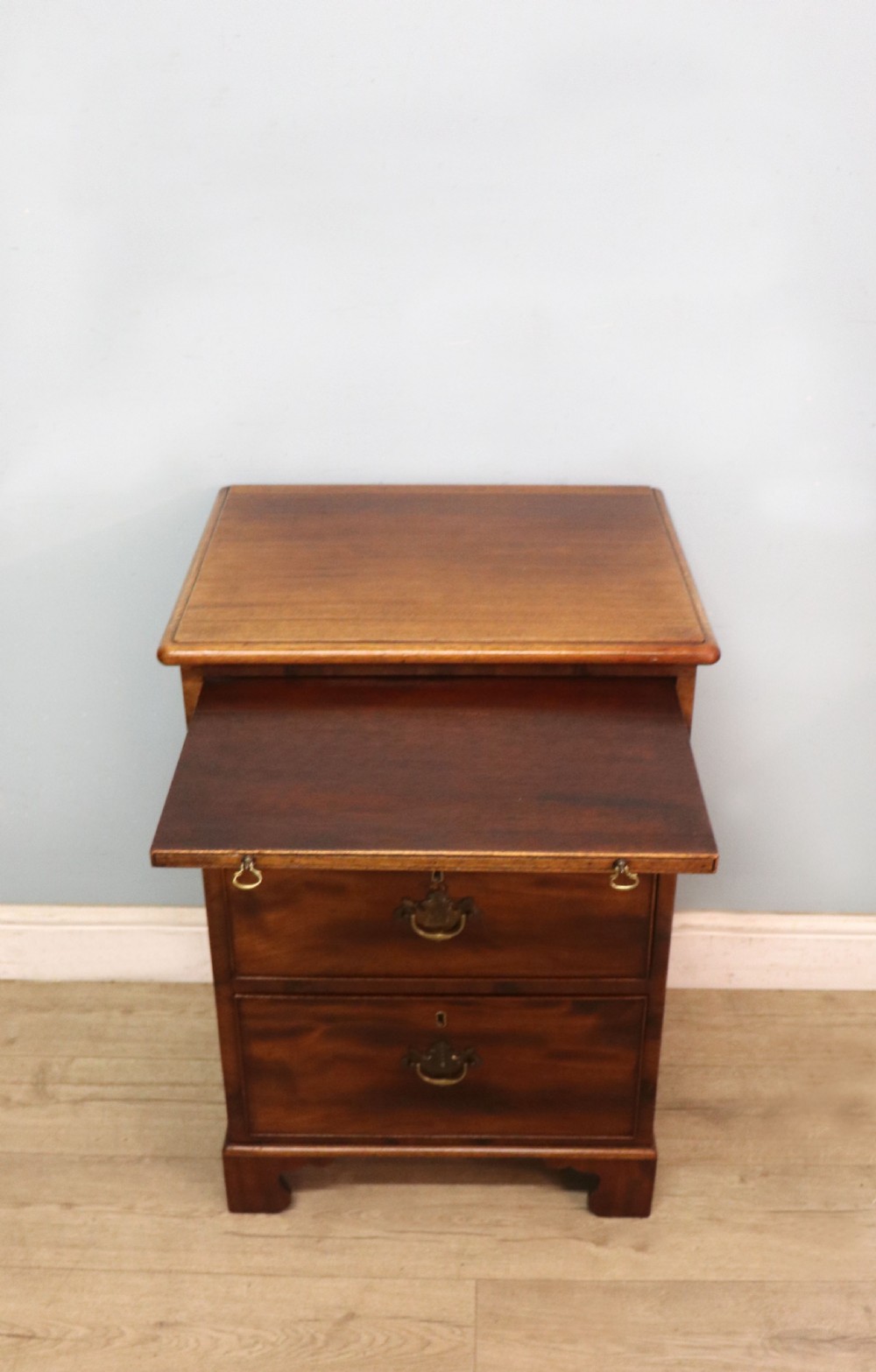 A lovely Georgian style bachelors’ chest of small proportions.  View IV