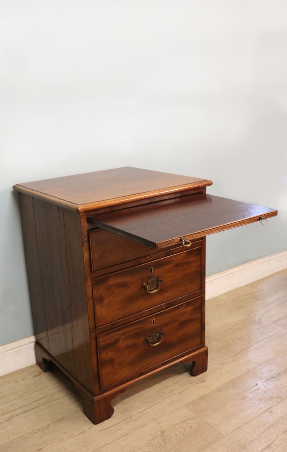 A lovely Georgian style bachelors’ chest of small proportions.  View V