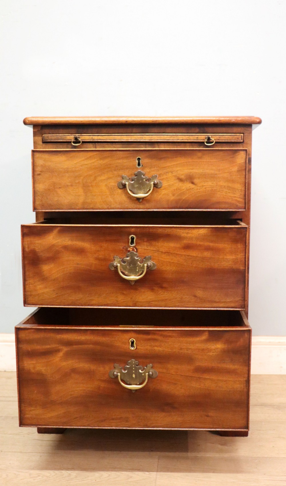 A lovely Georgian style bachelors’ chest of small proportions.  View VI
