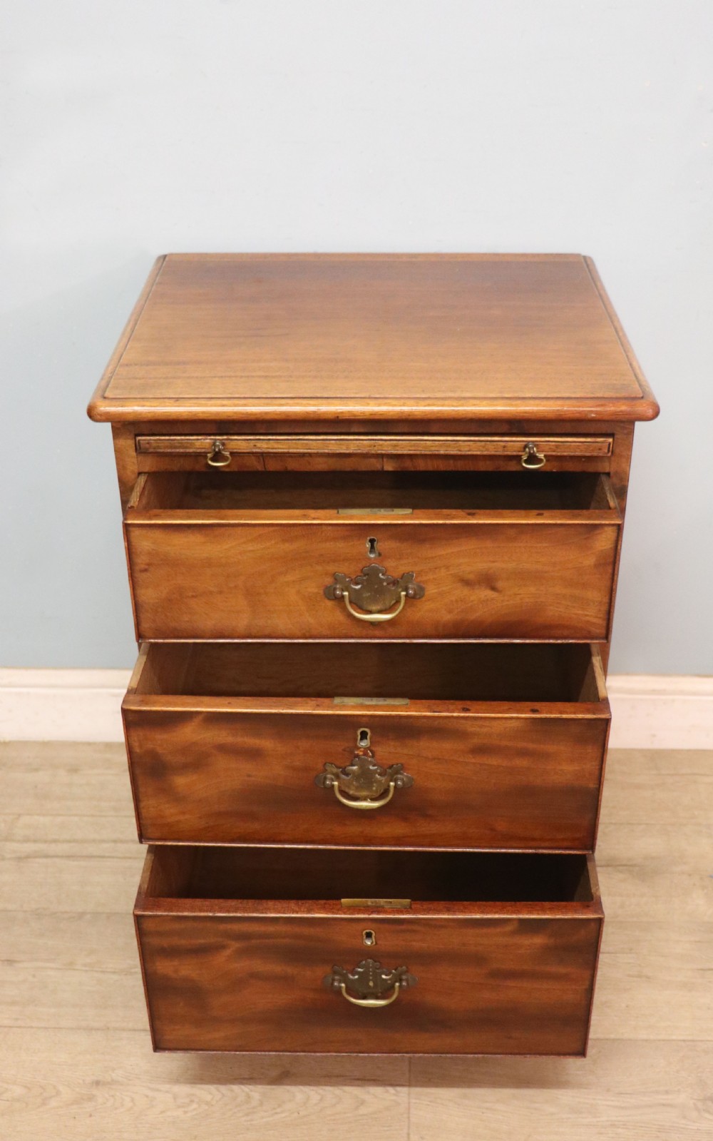 A lovely Georgian style bachelors’ chest of small proportions.  View VII