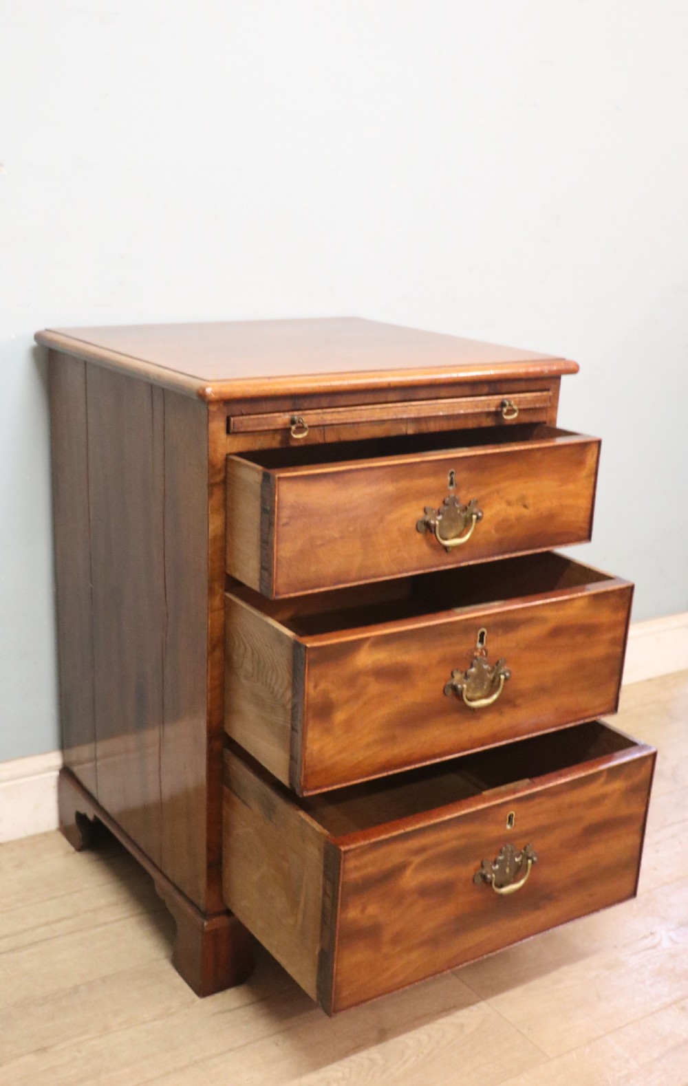 A lovely Georgian style bachelors’ chest of small proportions.  View VIII