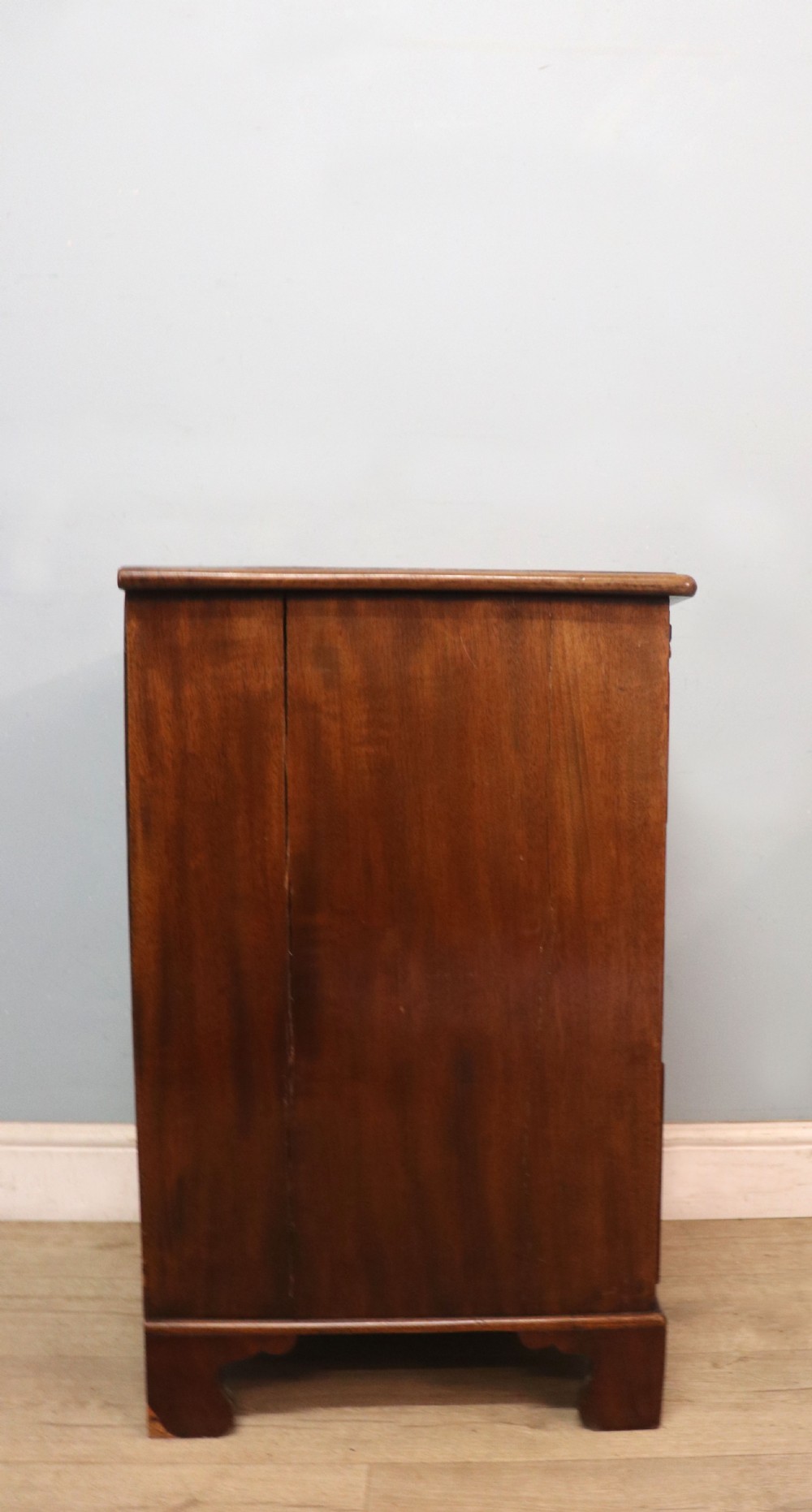 A lovely Georgian style bachelors’ chest of small proportions.  View IX