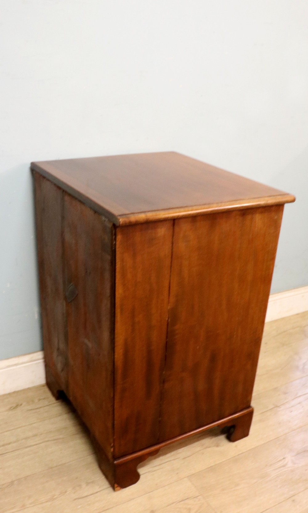 A lovely Georgian style bachelors’ chest of small proportions.  View X