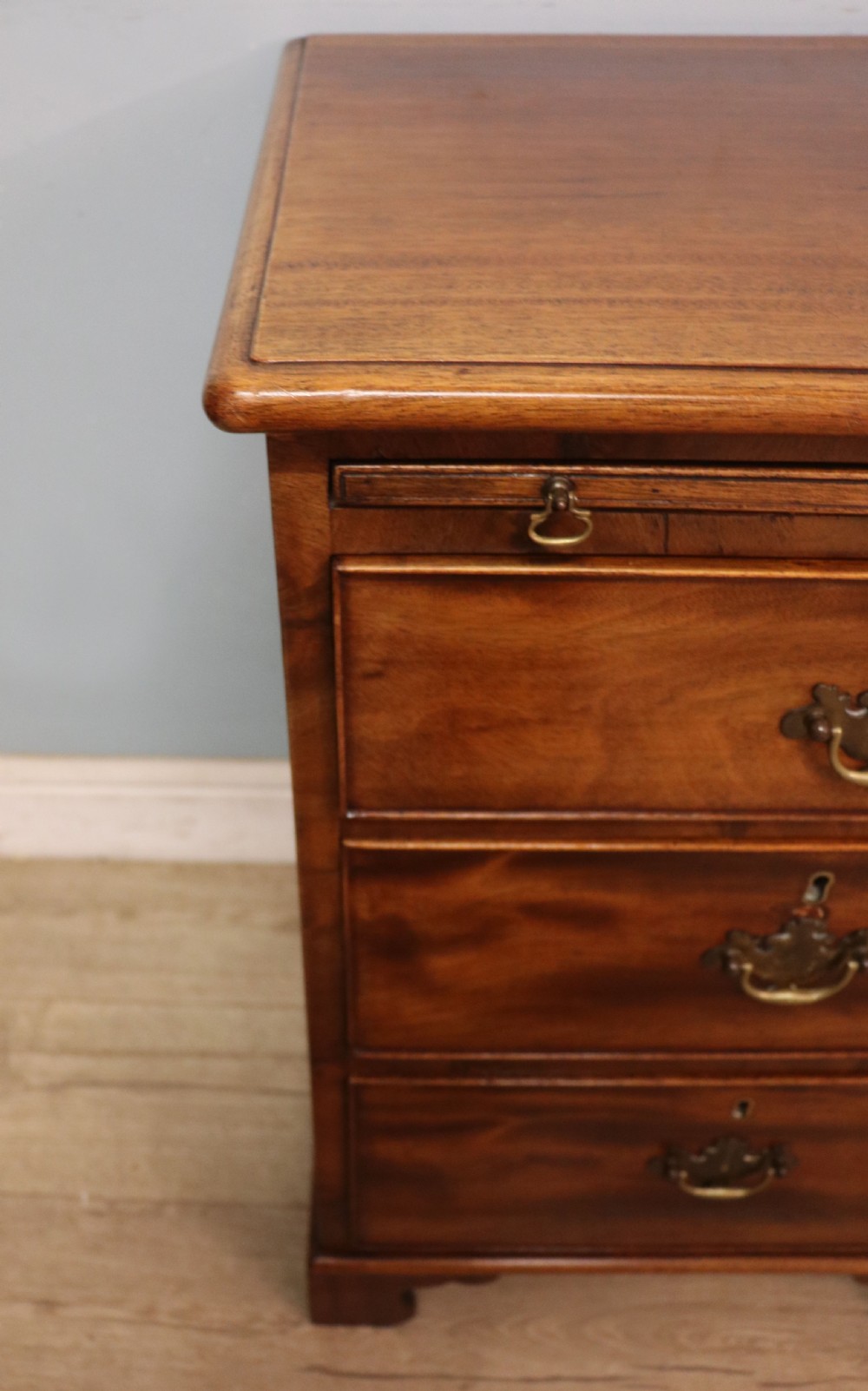 A lovely Georgian style bachelors’ chest of small proportions.  View XI