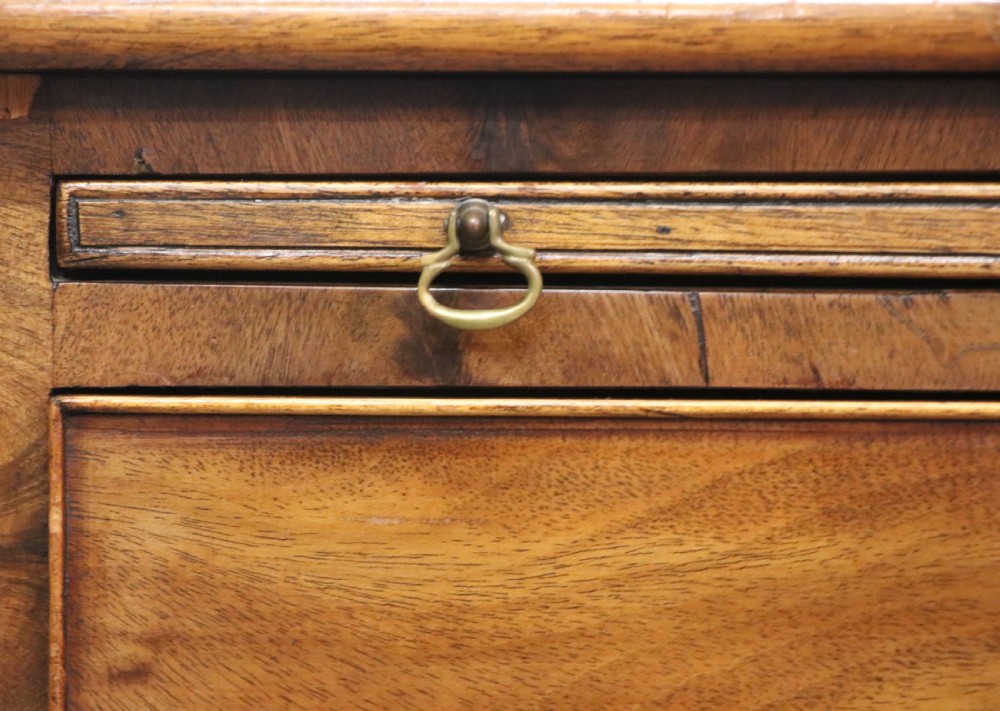 A lovely Georgian style bachelors’ chest of small proportions.  View XIV