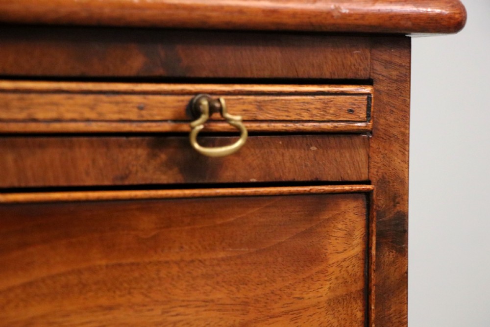 A lovely Georgian style bachelors’ chest of small proportions.  View XV