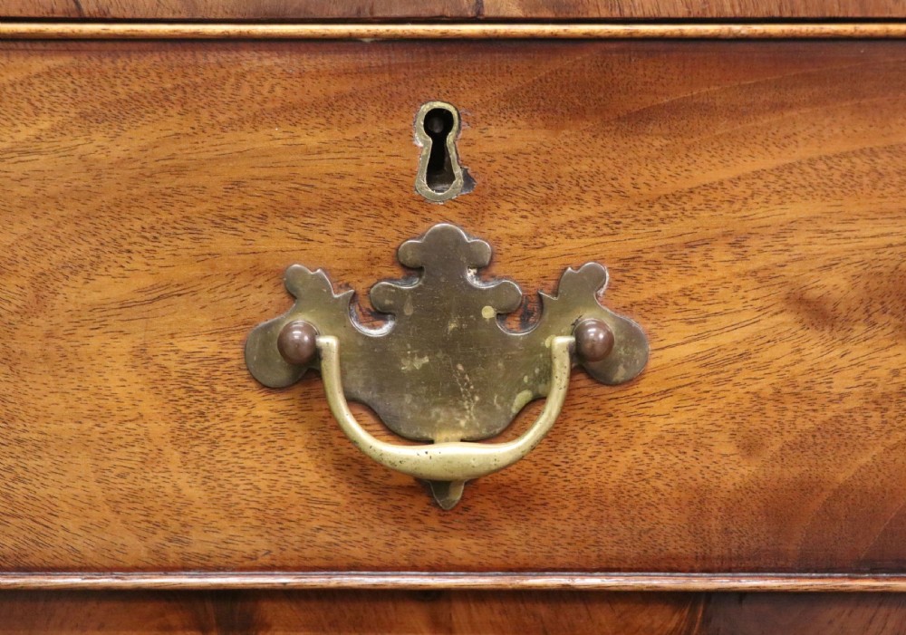 A lovely Georgian style bachelors’ chest of small proportions.  View XVI