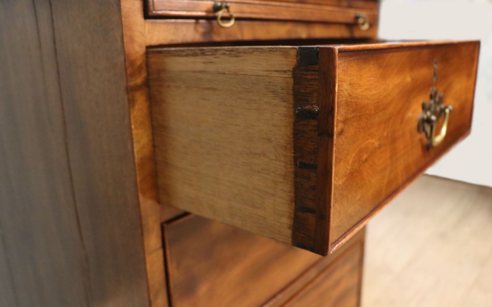 A lovely Georgian style bachelors’ chest of small proportions.  View XVIII