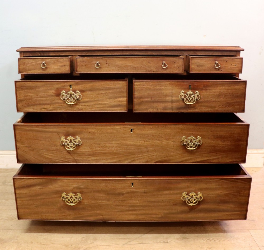 A lovely early 19th century mahogany chest. View III