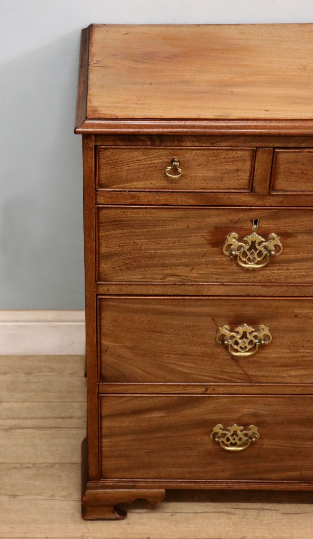 A lovely early 19th century mahogany chest. View XI
