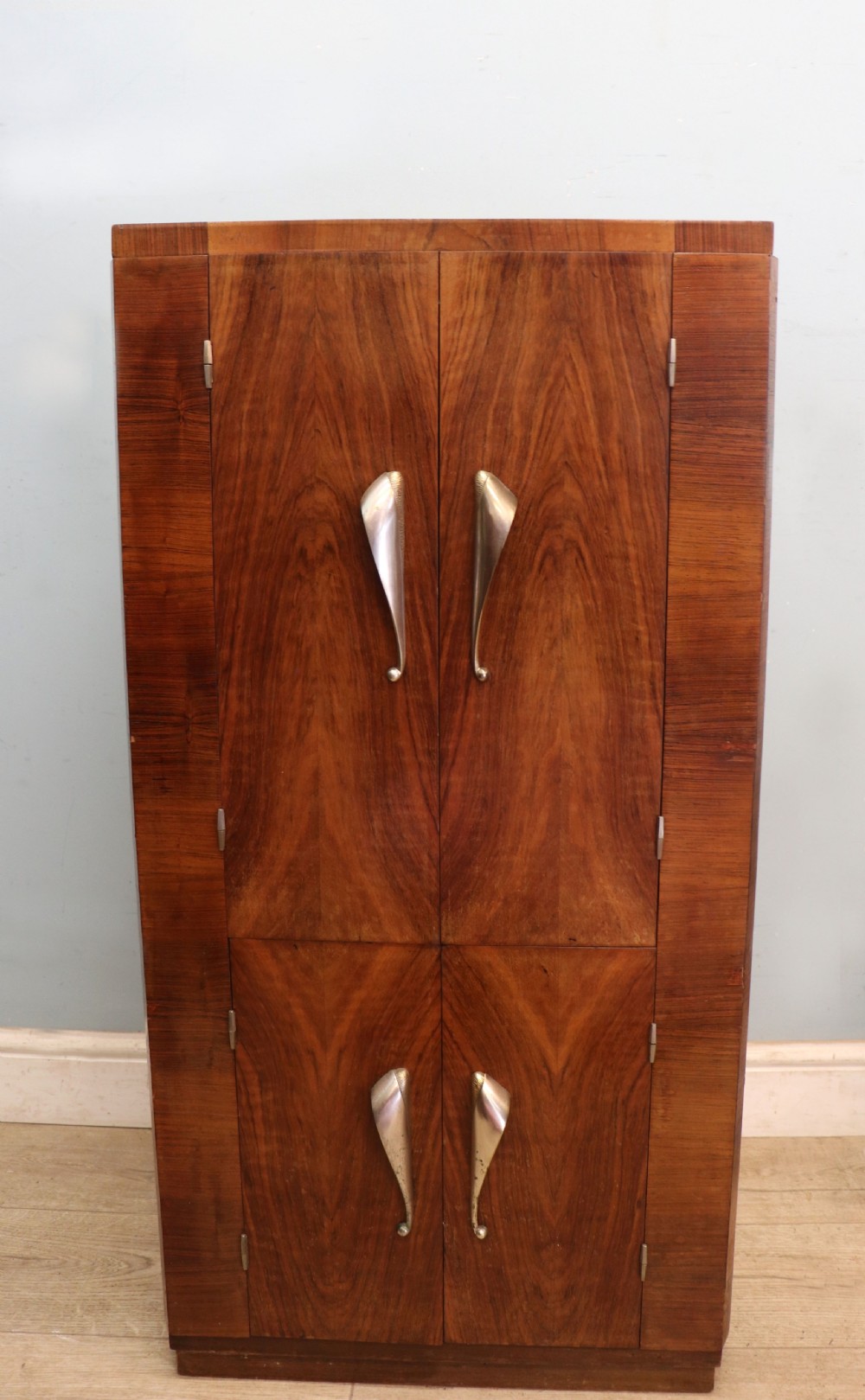 A lovely vintage French walnut cased radiogram. View V