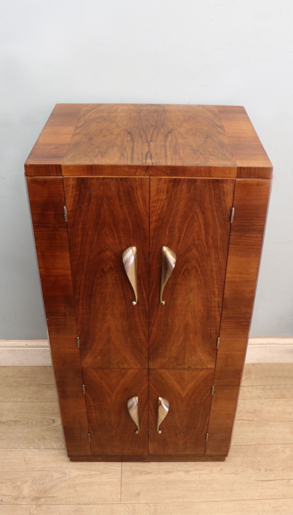 A lovely vintage French walnut cased radiogram. View II