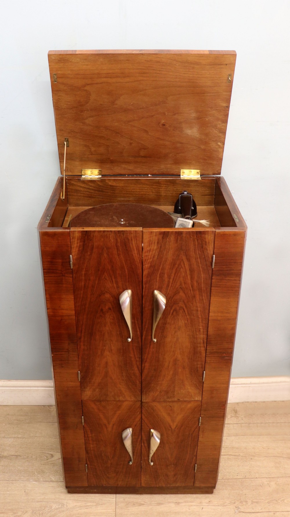 A lovely vintage French walnut cased radiogram. View III