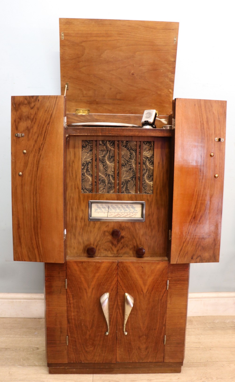 A lovely vintage French walnut cased radiogram. View IV