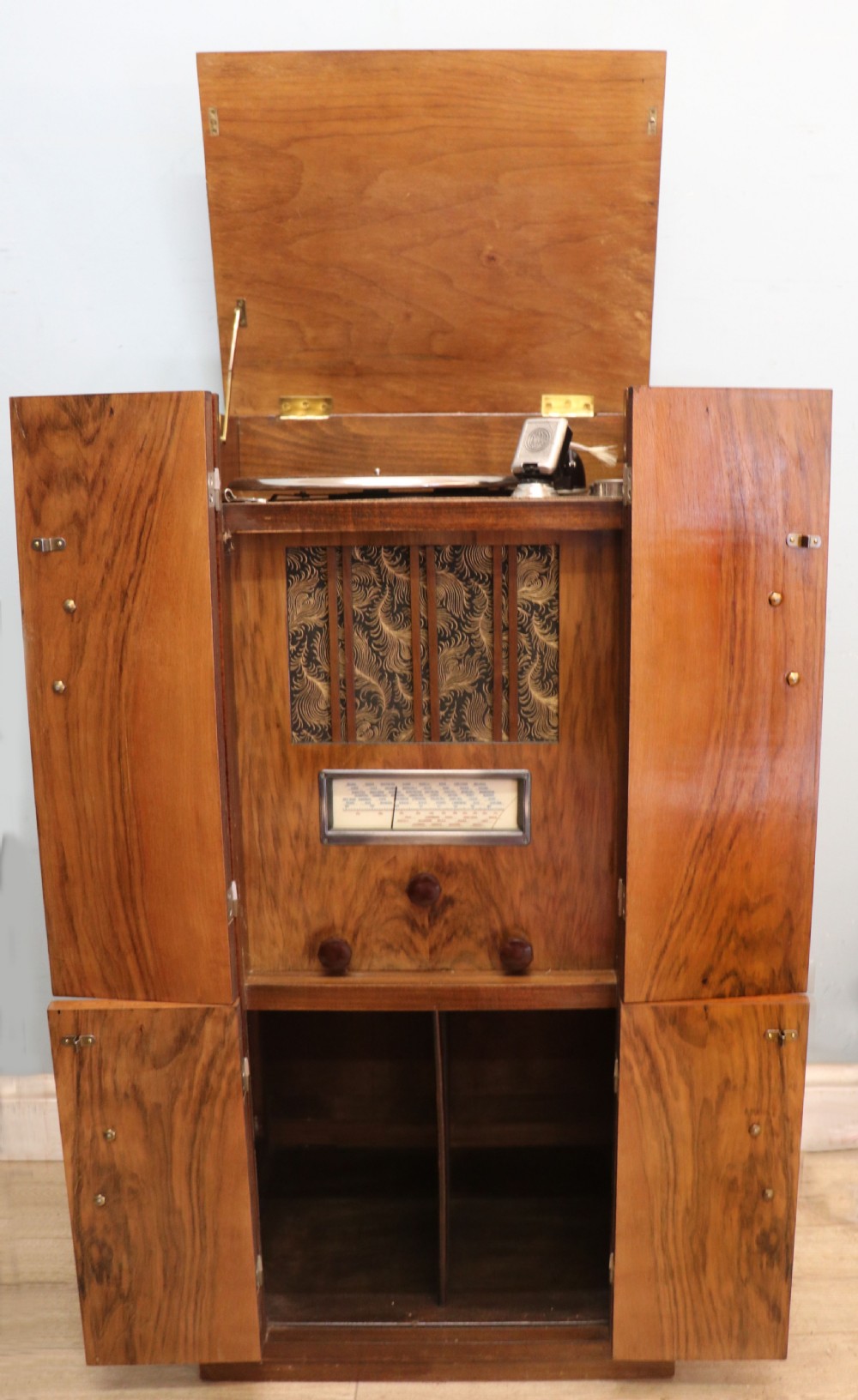A lovely vintage French walnut cased radiogram. View VI