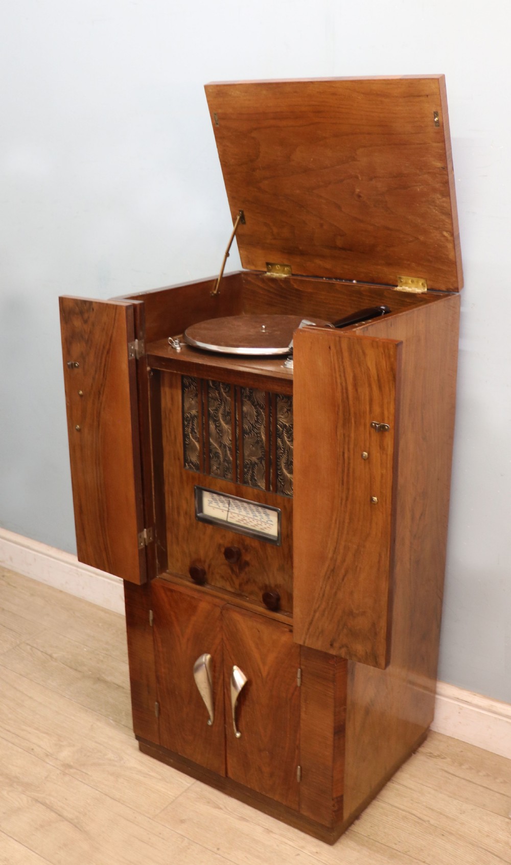 A lovely vintage French walnut cased radiogram. View VIII