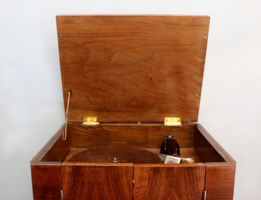 A lovely vintage French walnut cased radiogram. View XI