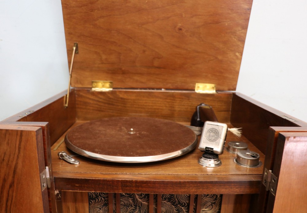 A lovely vintage French walnut cased radiogram. View XII