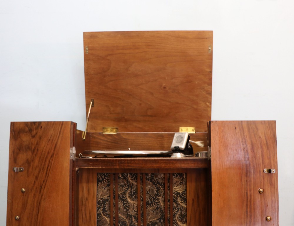 A lovely vintage French walnut cased radiogram. View XIII