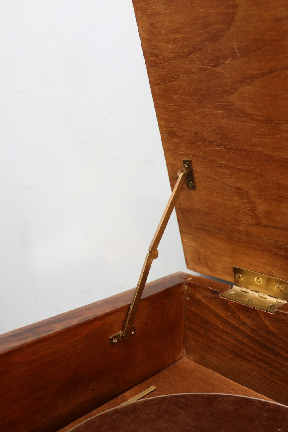 A lovely vintage French walnut cased radiogram. View XIV