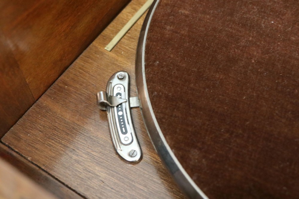 A lovely vintage French walnut cased radiogram. View XVIII