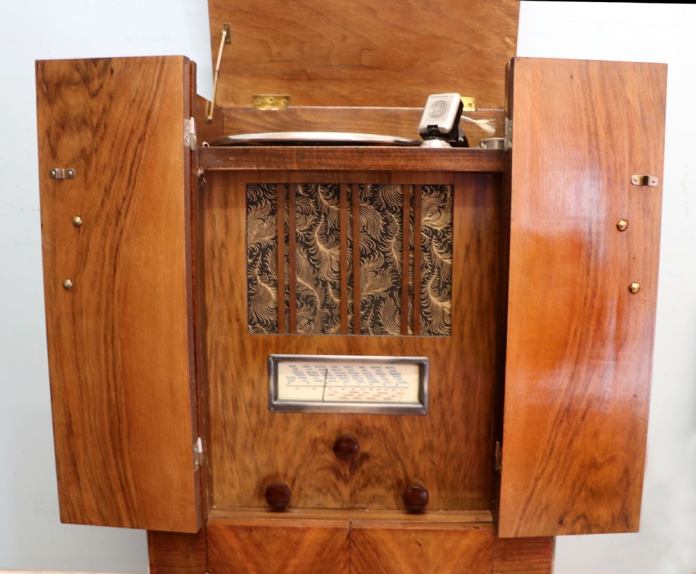 A lovely vintage French walnut cased radiogram. View XXII
