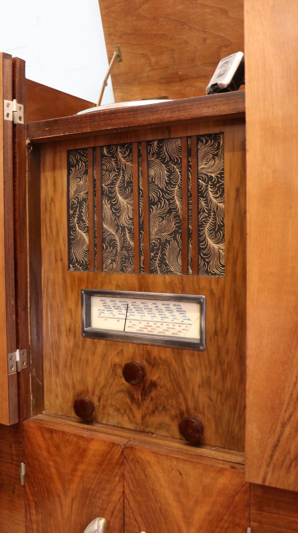 A lovely vintage French walnut cased radiogram. View XXIII