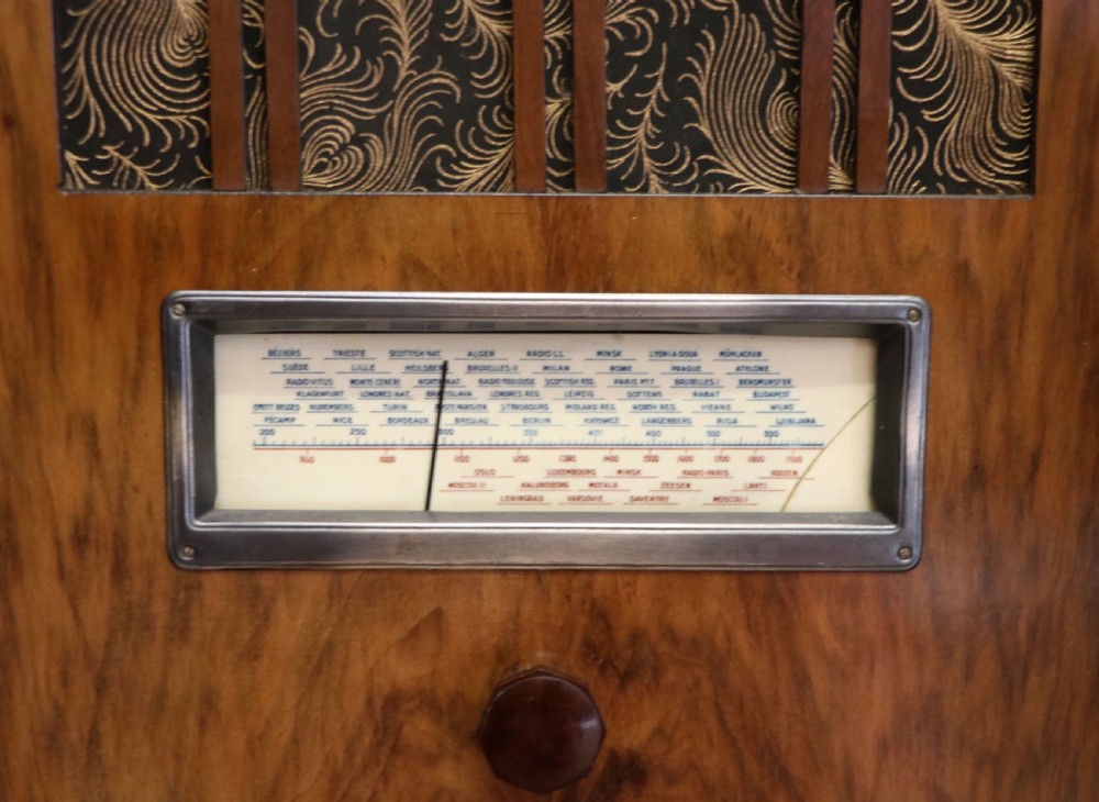 A lovely vintage French walnut cased radiogram. View XXVI